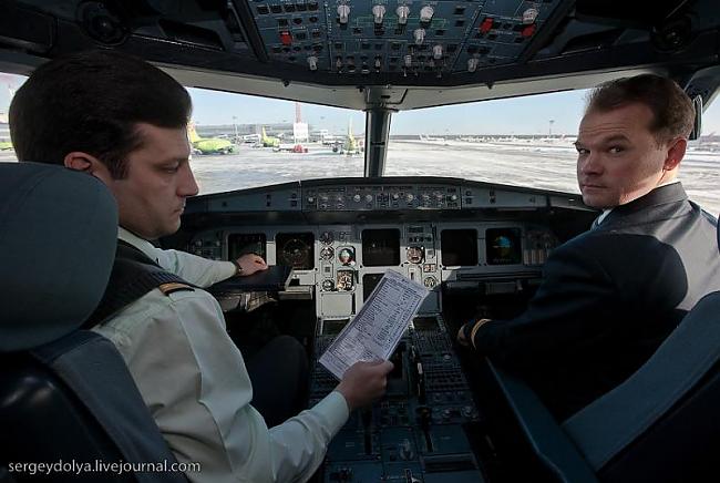 Pilots un pilota palīgs... Autors: Pankeris Kā lidostu redz piloti!