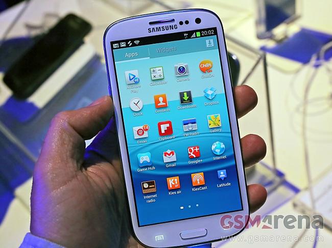 Samsung Galaxy S III runs the... Autors: LoWRide Samsung prezentē Galaxy S III
