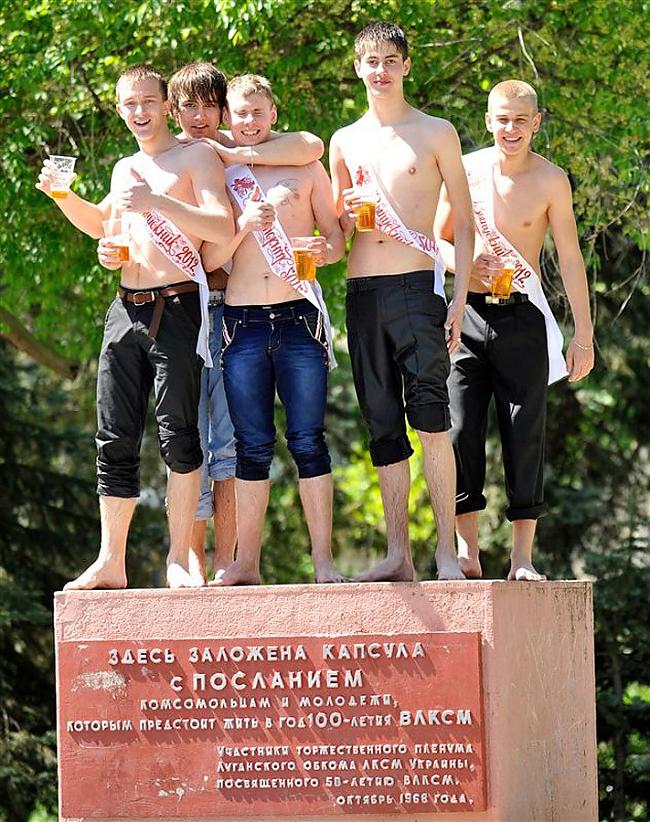  Autors: Fosilija Pēdejais skolas zvans (2012)vienā no Ukrainas skolām.