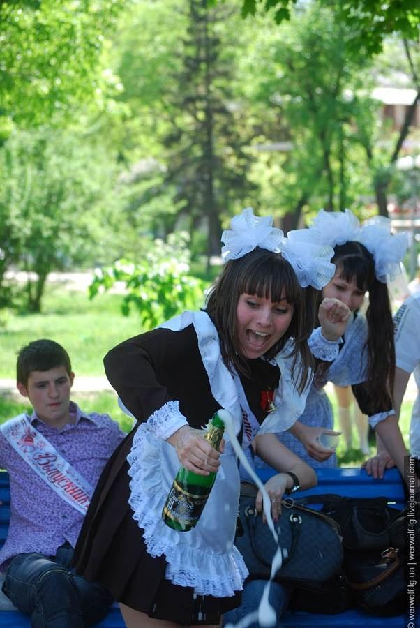 Autors: Fosilija Pēdejais skolas zvans (2012)vienā no Ukrainas skolām.