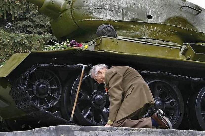 Krievu kara veterāns tup uz... Autors: Xmozarus 40 Sirdi plosošākie foto no pēdējiem 100 gadiem