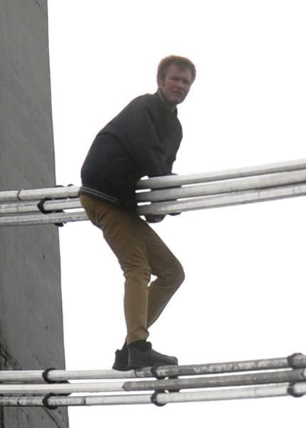 Autors: mcgreidi Vanšu tiltā uzkāpušais jaunietis nolēcis no tā