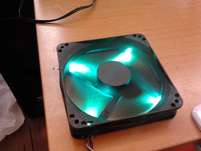 Lai nevar redzēt visus vadus... Autors: zxgmgxz DIY LED ventilātors.