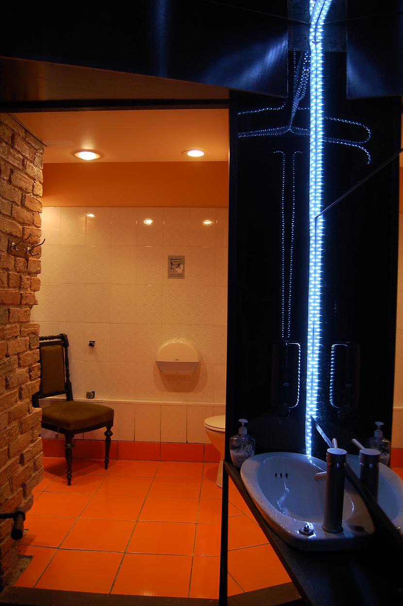 Viena no WC kas tika izveidota... Autors: wwwuldisjanusscom DIY izveidots bārs no tā kas bija pieejams!
