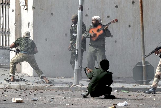 Lībijas nemiernieks spēlē... Autors: Mūsdienu domātājs 2011. gada 25 spēcīgākie foto!!!