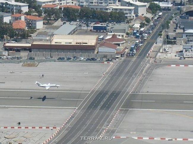 Autors: LosAngeles Kad lidostas skrejceļš saplūst ar auto ceļu! :)