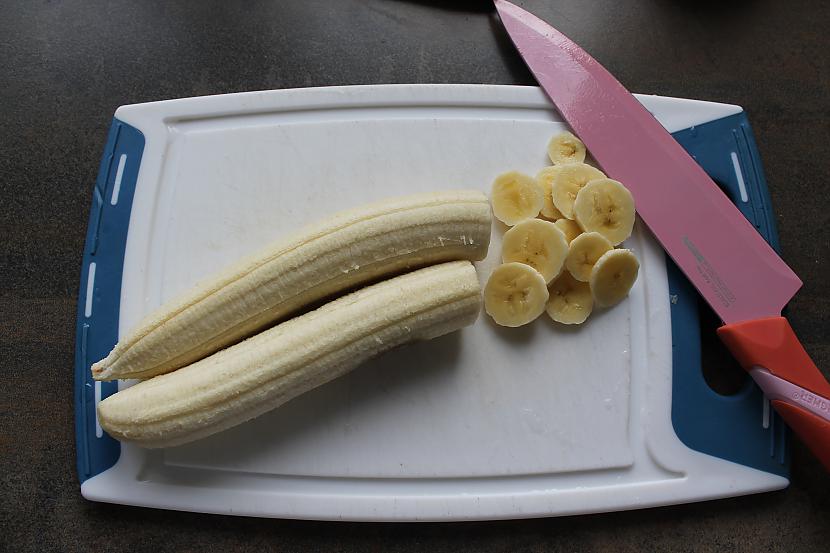 sgriežam ripiņās banānus Autors: dreamer16 [RC] Mana ātrā kūka. :)