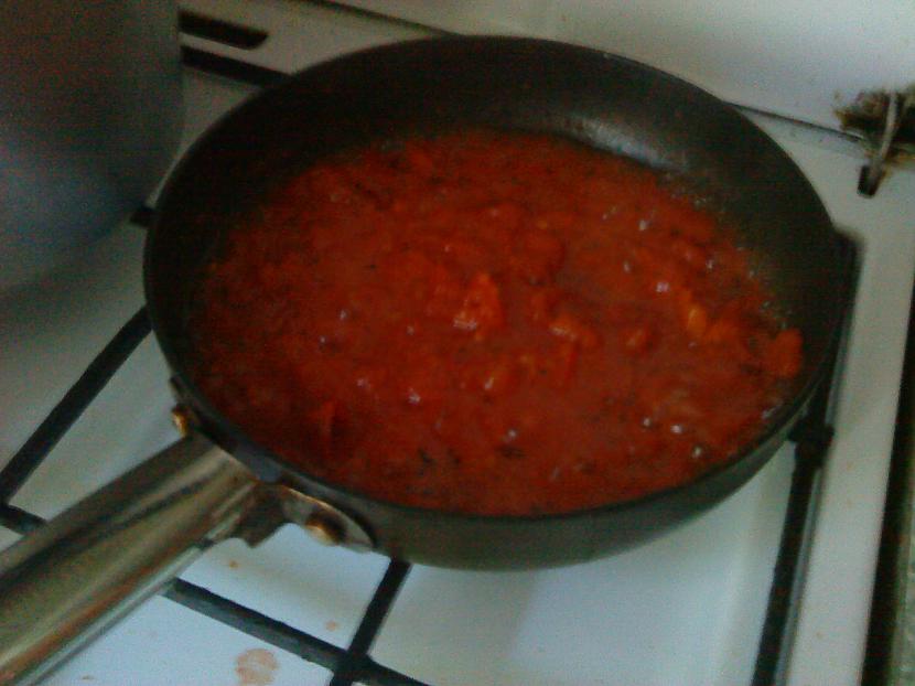 Kamēr gatavojam oliņas... Autors: ViEnRaDzE Brokastis- Pamidoru omlete.