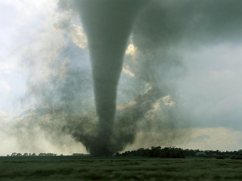 TornadoPēc Polijas tornādo... Autors: Mūsdienu domātājs Kā izdzīvot, kad nevar izdzīvot?