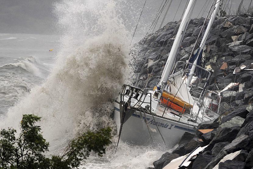 Tropu ciklona vēji spiež... Autors: Mūsdienu domātājs 2010. gada 25 spēcīgākie foto!!!