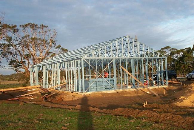 Autors: BrĀLis scorpion1 360 stundu laikā uzbūvē māju
