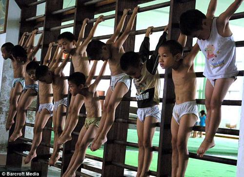  Autors: Mūsdienu domātājs Ķīnas jaunatnes smagie treniņi