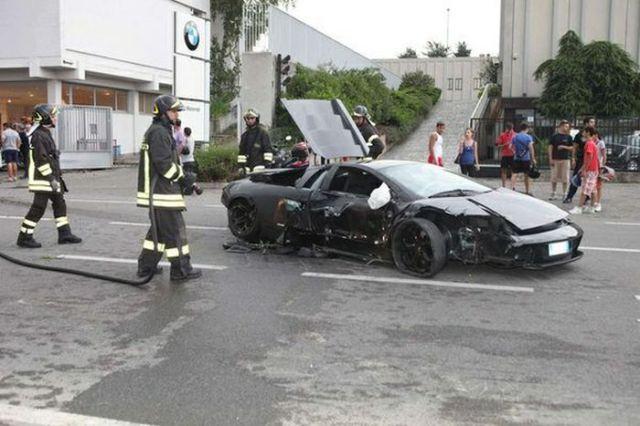 Autors: Colonel Meow Sasisti sporta un luksusa auto.