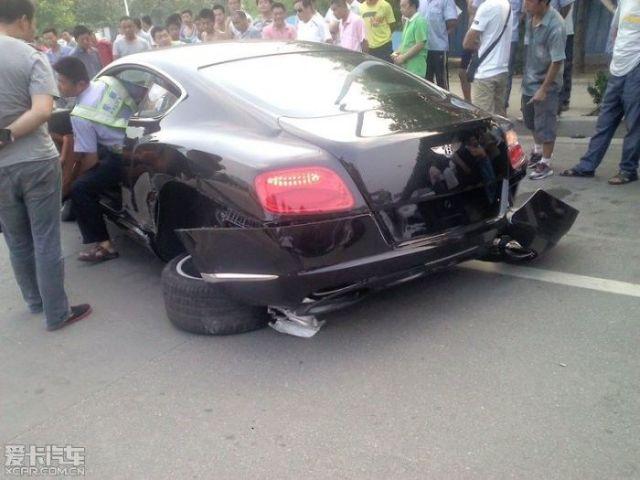  Autors: Colonel Meow Sasisti sporta un luksusa auto.