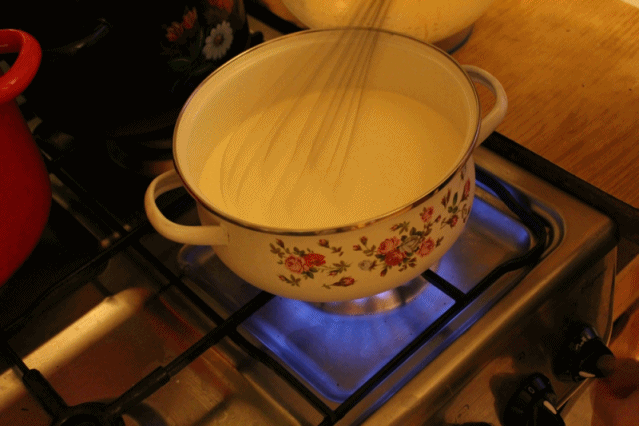 saldo krējumu uzkarsē gandrīz... Autors: pinkice Crème Brûlée. Recepte ar gifiem