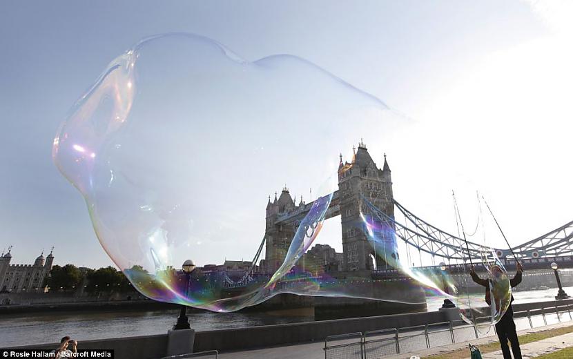  Autors: TrešdienasRīts Pirmā pasaules burbuļu izstāde.