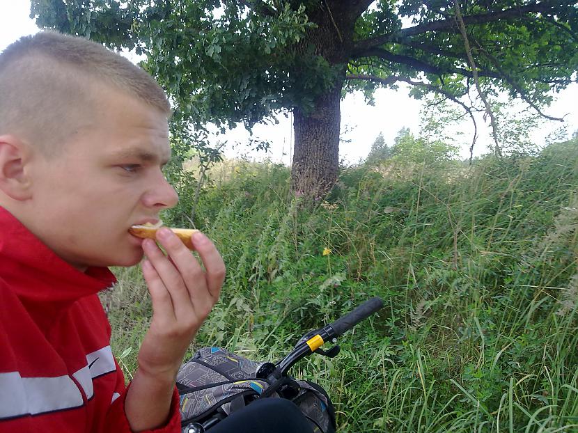 Enerģijas uzpilde ar siermaizi... Autors: FiicHa Ar velosipēdu 100km pie omas.