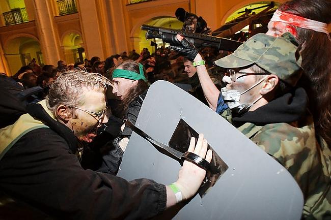  Autors: ORGAZMO Zombiju flashmob Sankt-Peterburgā.