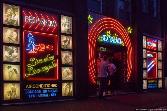  Autors: ORGAZMO Sarkano lukturu iela Amsterdamā.
