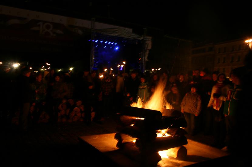 Uguns bluķu un ugunskuru... Autors: Samaara 11. novembris Rīgā