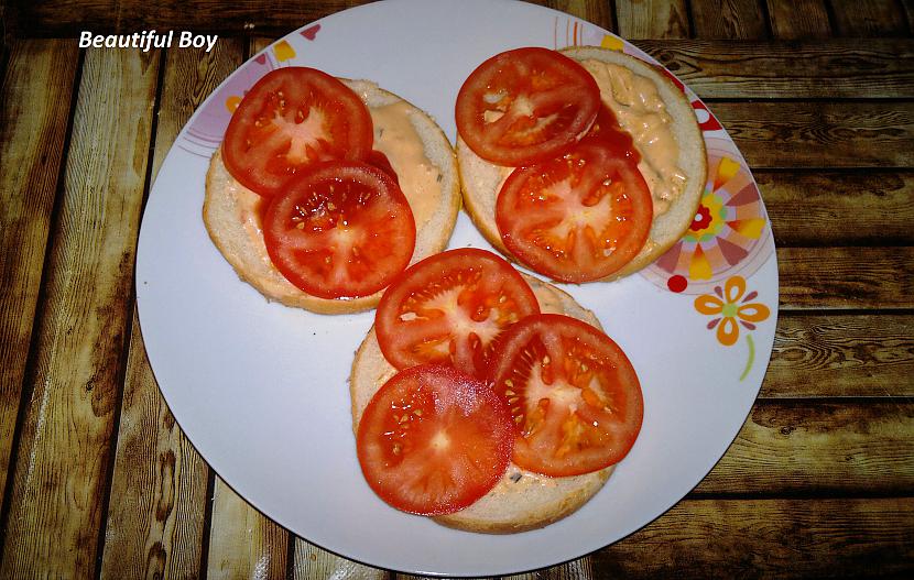 Sagriežam tomātus scaronķēles... Autors: Ragnars Lodbroks Vakara burgers made in Lv