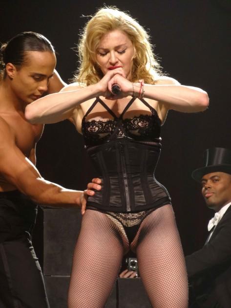 Madonnas pēdējais koncerts... Autors: zegsī habit Madonna koncerta laikā atsedz ģenitālijas.
