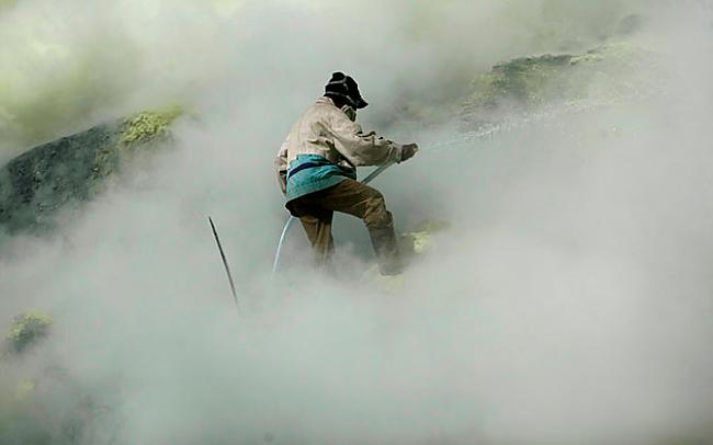 Kalnracis laista sēra... Autors: Franziskaner Sēra ieguve vulkāna krāterī