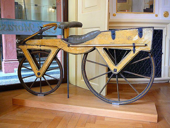 Pirmais velosipēds ... Autors: RECIDĪVISTS Tehnikas vēsture