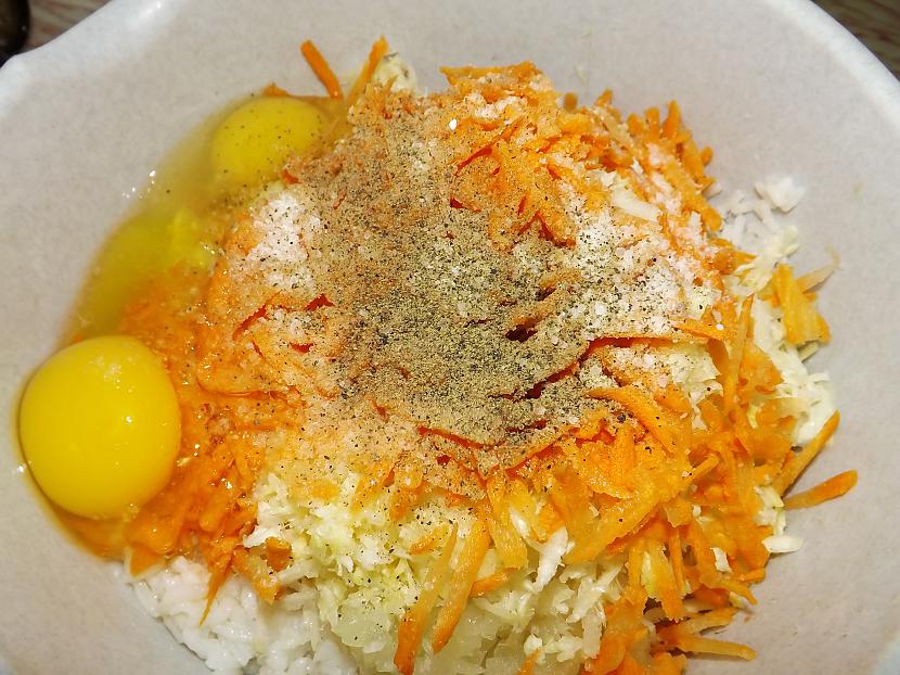 Pievieno olas sāli un piparus... Autors: Maizīīte Gaļas bumbiņas mērcītē.