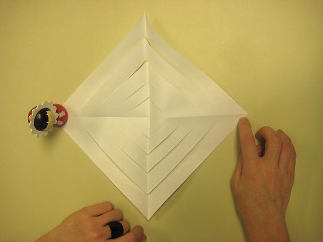  Autors: Fosilija Sniegpārslas (origami un papīra griešana)