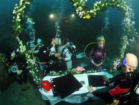Kāzas zem ūdens Bija... Autors: davidoff15 10 Dīvainākās kāzu cermonijas.