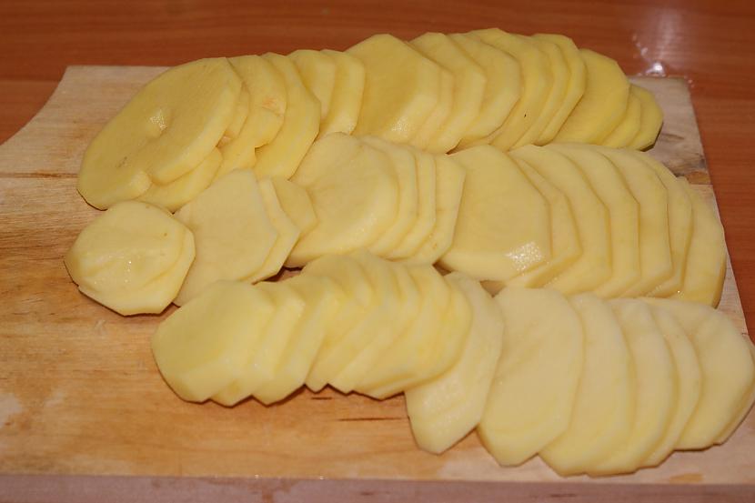  kartupeļus sagriež plānās... Autors: zlovegood Kartupeļu sacepums ar gaļu (bez Maggi utml.)