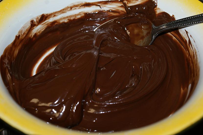 Scaronokolādes masa sanāk tāda... Autors: zlovegood Šokolādes konfektes iesācējiem
