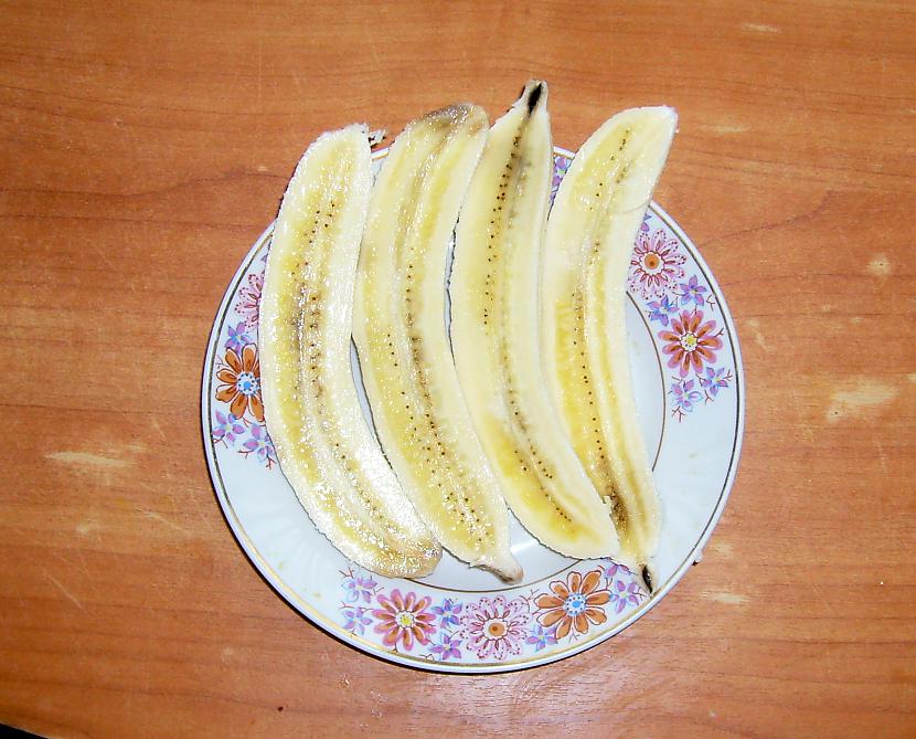 Banānus pārgriežam uz pusēm Autors: Fosilija Garšas paradīze