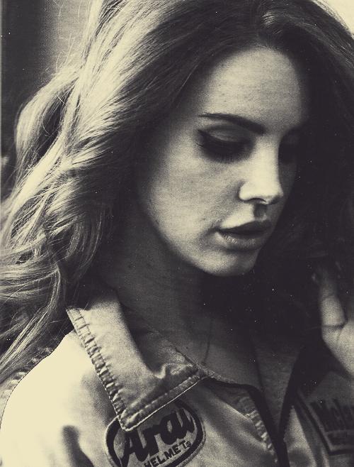 Lana Del Rey spēlē ģitāru Autors: EjEllee Lana Del Rey