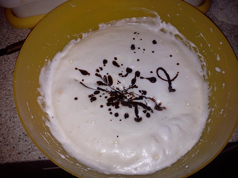 Sakuļ olas ar cukuru es sakūlu... Autors: ŠmukāSenča Darbojamies virtuvē - vienkāršā šokolādes kūka