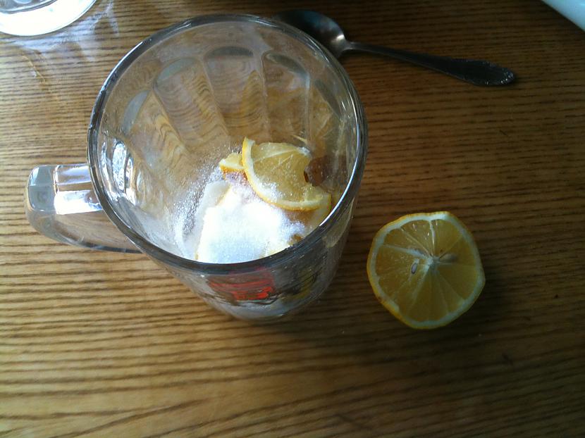 Pieberu 4 tējkarotes cukura Autors: ossskarsss Citronu limonāde kā filmās.