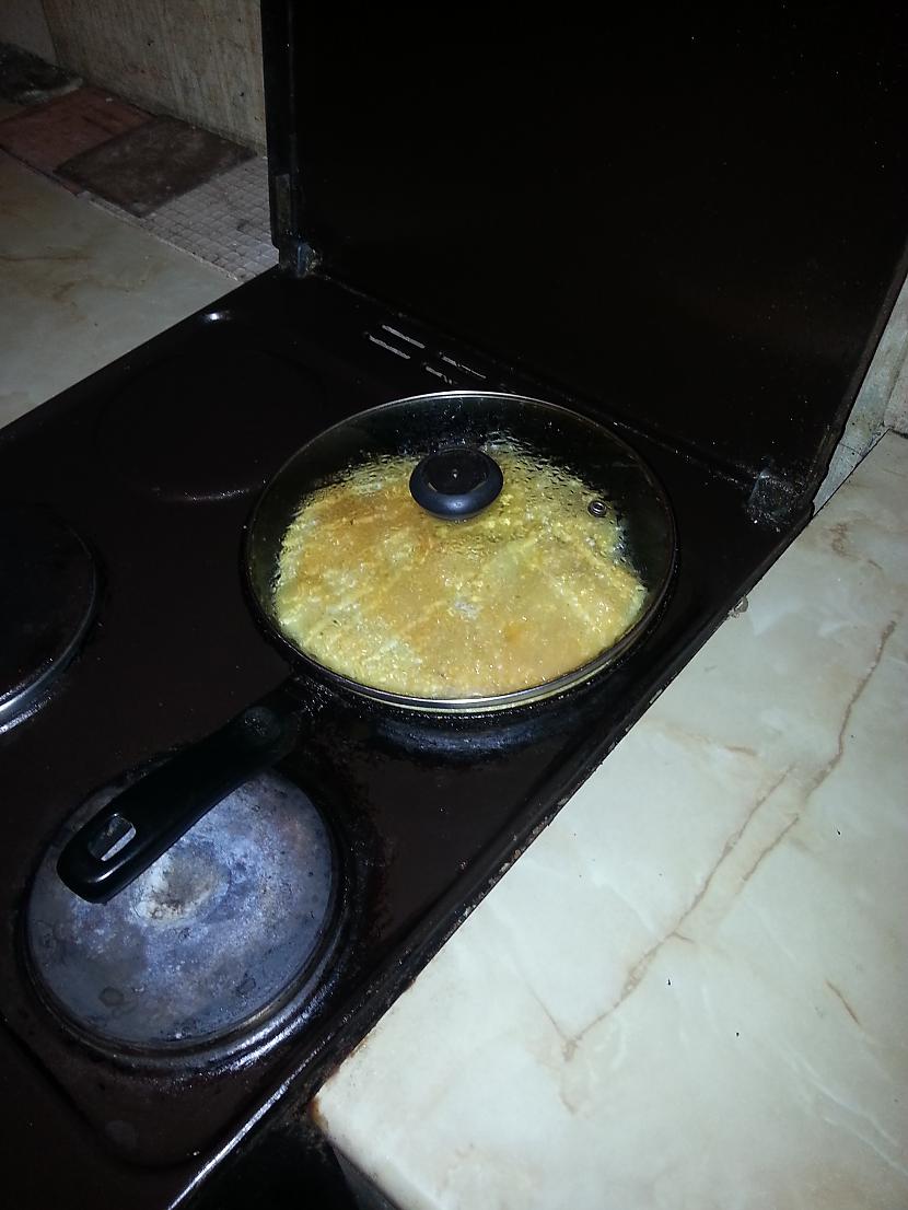 Uzliekam pannai vāku lai ola... Autors: PaēdLabi Slinkās vakariņas, ātrās brokastis - Nolocītā omlete