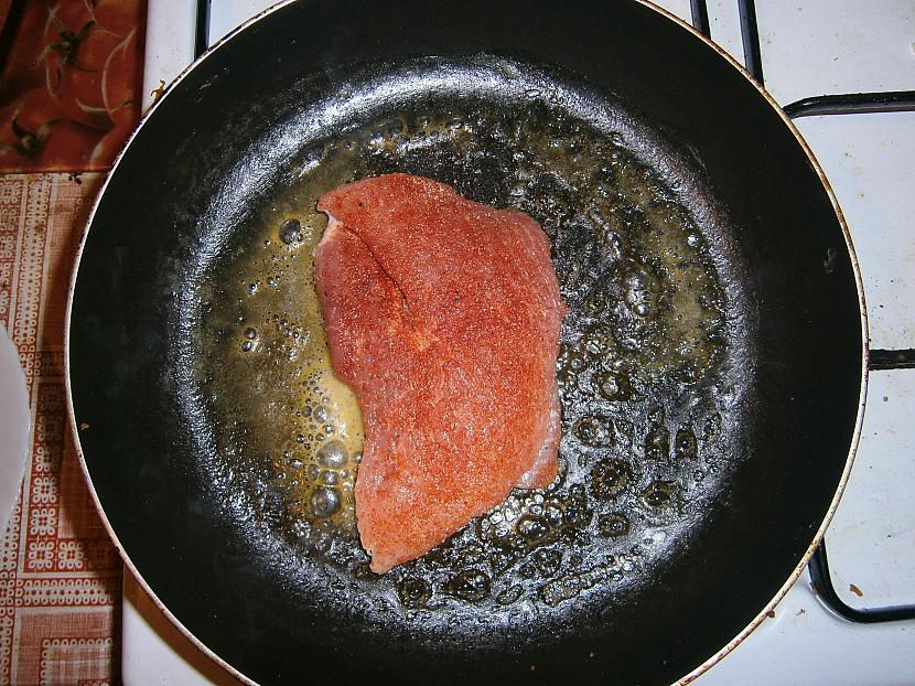 Metam virsū gaļas gabalu un... Autors: TheDinZ Vakariņās-cūkgaļas ''steiks''