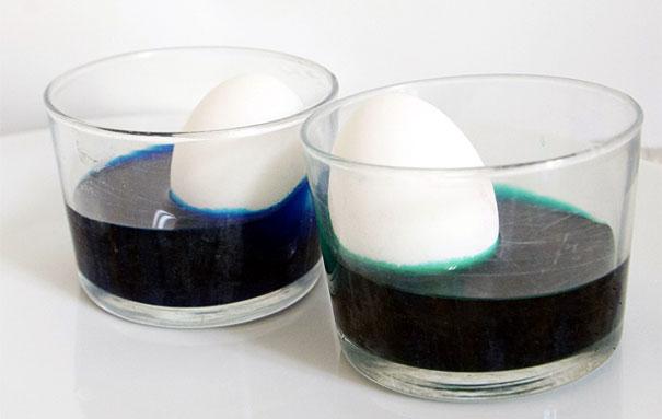 Iemērc olu krāsas traukā... Autors: Fosilija Kā krāsot olas?