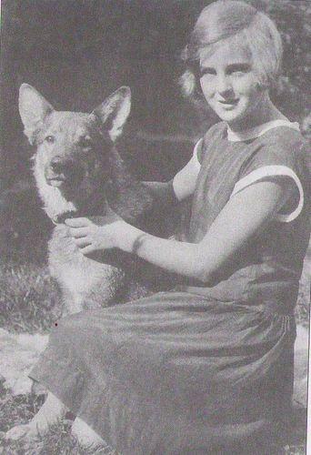 Eva koķetīgi pozē ar kaķenu... Autors: Franziskaner Eva Brauna - pēdējā Hitlera mīla