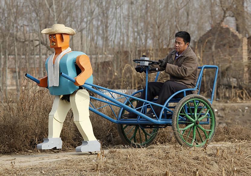 Tas pats zemnieks vada robotu... Autors: Fosilija Ķīniešu DIY