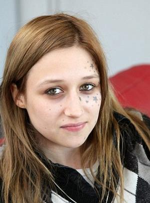 No sākuma viņa sadzīvoja ar... Autors: jumpduckfuckup Tetovējums uz sejas izmaina dzīvi