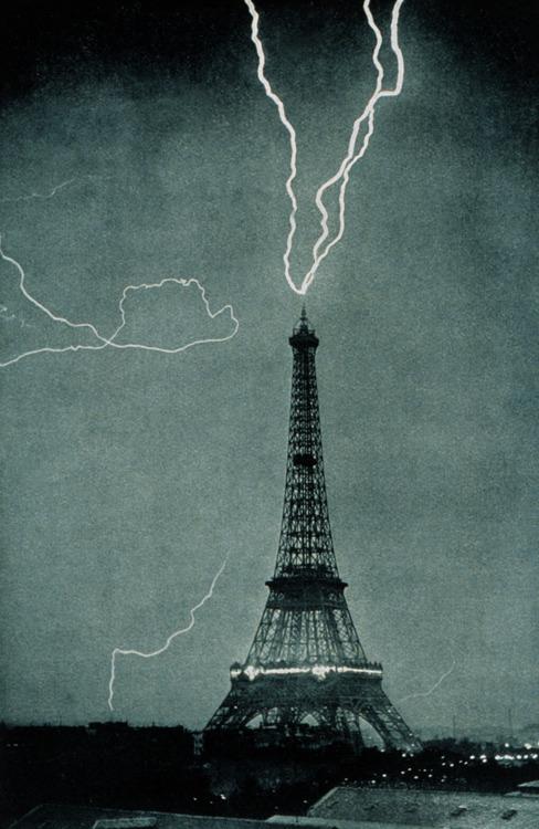 Eifeļtornis negaisa laikā ... Autors: Tontolis Vēsturiskas bildes