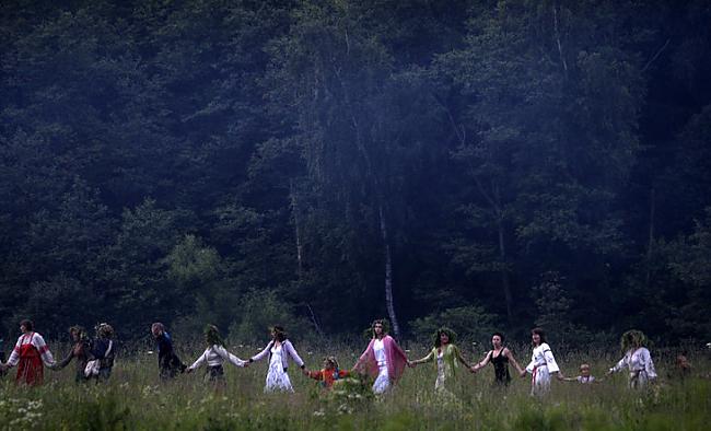 Russian neopagans dance around... Autors: krisa181 Pasmaidi pupsik :D