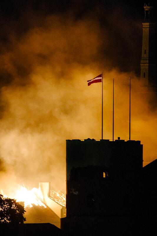 Latvijas karogs brīdi pirms... Autors: Laciz Diena, kad dega Rīgas pils.