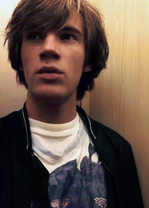 young pewdie Autors: monkay pewdiepie bilžuki :)