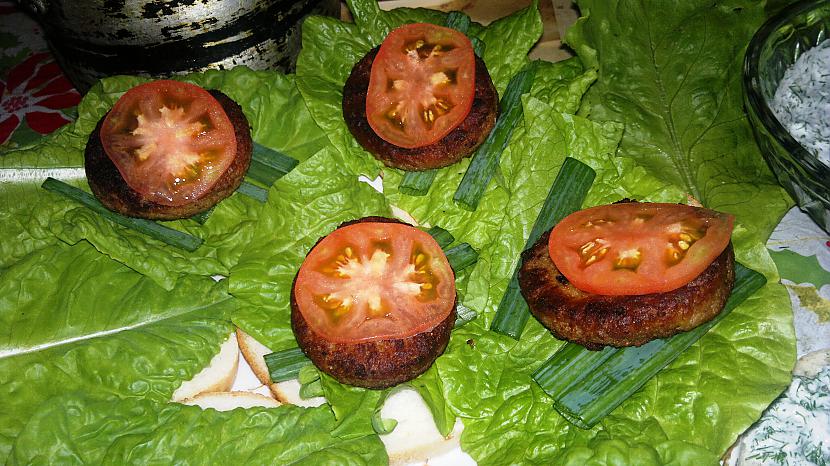 Vēl tomātiņu scaroneit ir... Autors: Ragnars Lodbroks Lauku-vasaras burgers...!!!