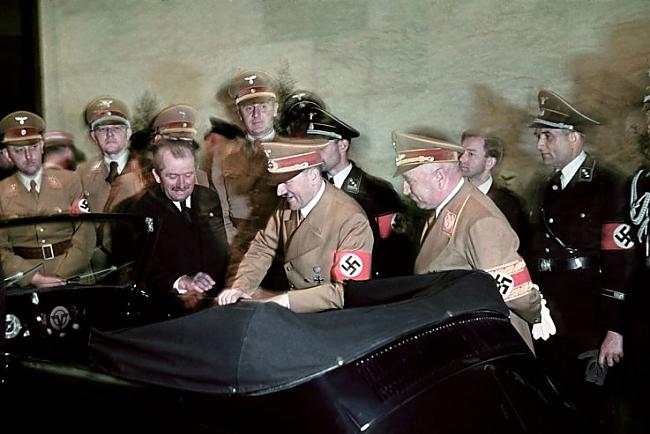 Scaronajā fotogrāfijā misters... Autors: DEMENS ANIMUS Ādolfa Hitlera 50 gadu jubilejas fotogrāfijas.