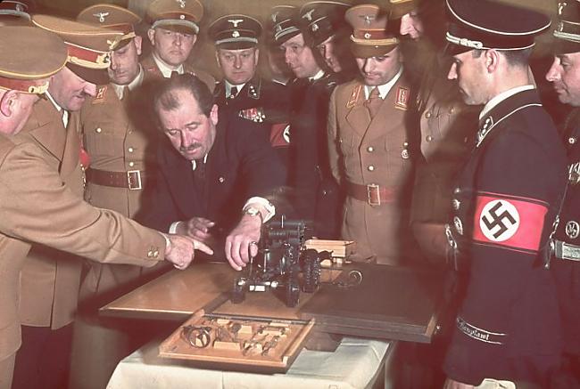 Ferdinands Porscaronē prezentē... Autors: DEMENS ANIMUS Ādolfa Hitlera 50 gadu jubilejas fotogrāfijas.